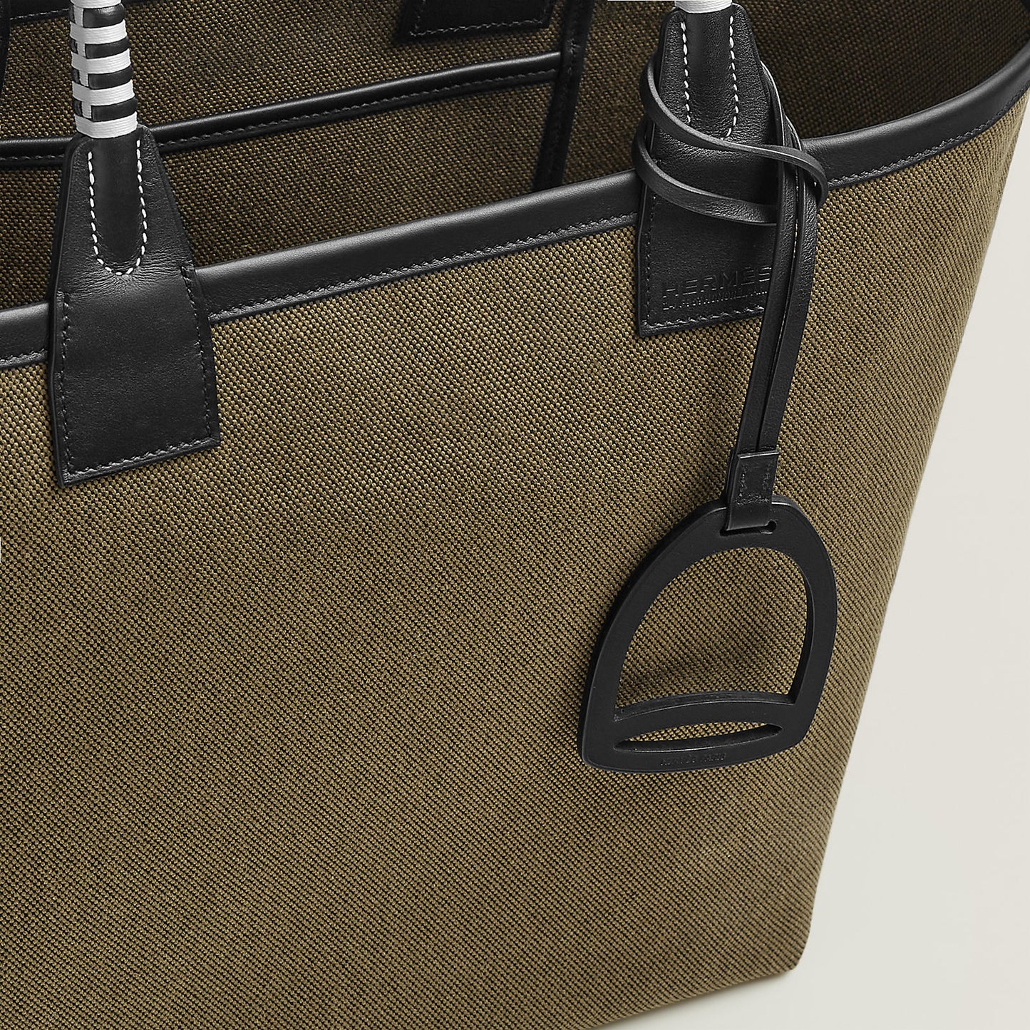 Hermès Steeple 28 — Canvas H Militaire, Verde Kaki